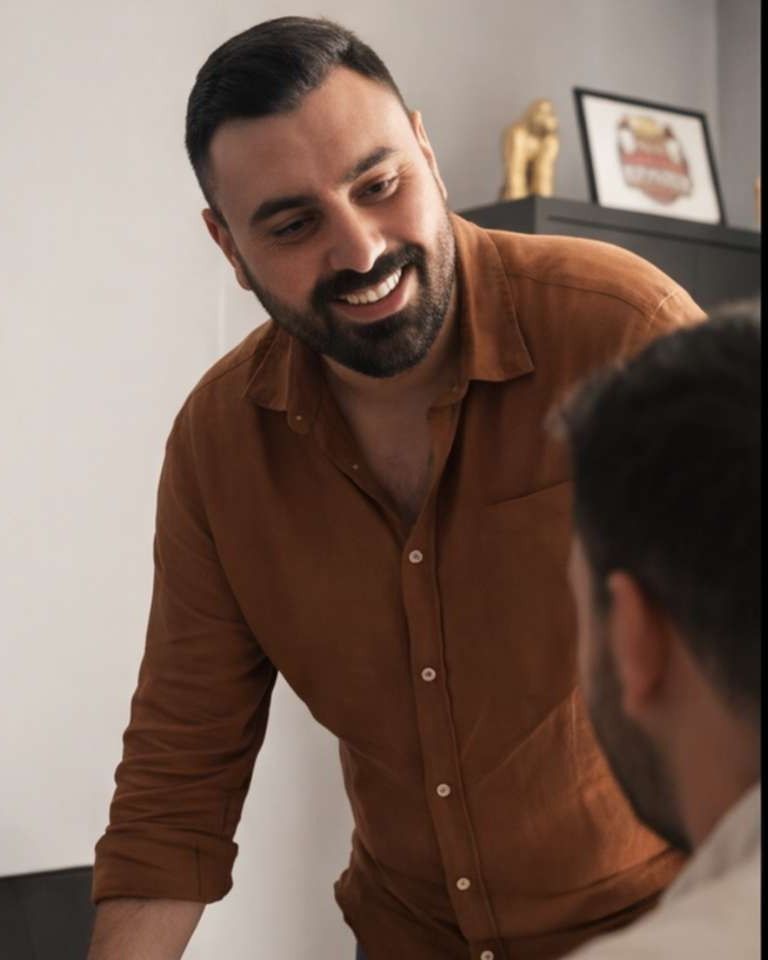 Allo sportello di Dama service, una persona dell'agenzia accoglie un cliente