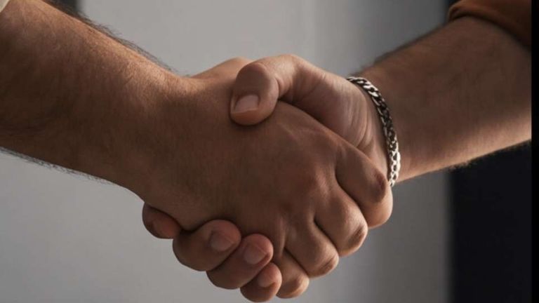 Una stretta di mano allo sportello di Dama service