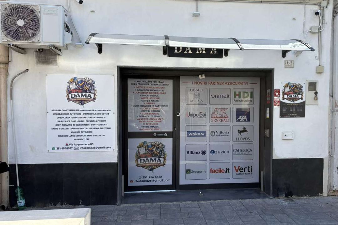 L'ingresso di Dama service in via Acquaviva 65 a Caserta, con l'insegna
